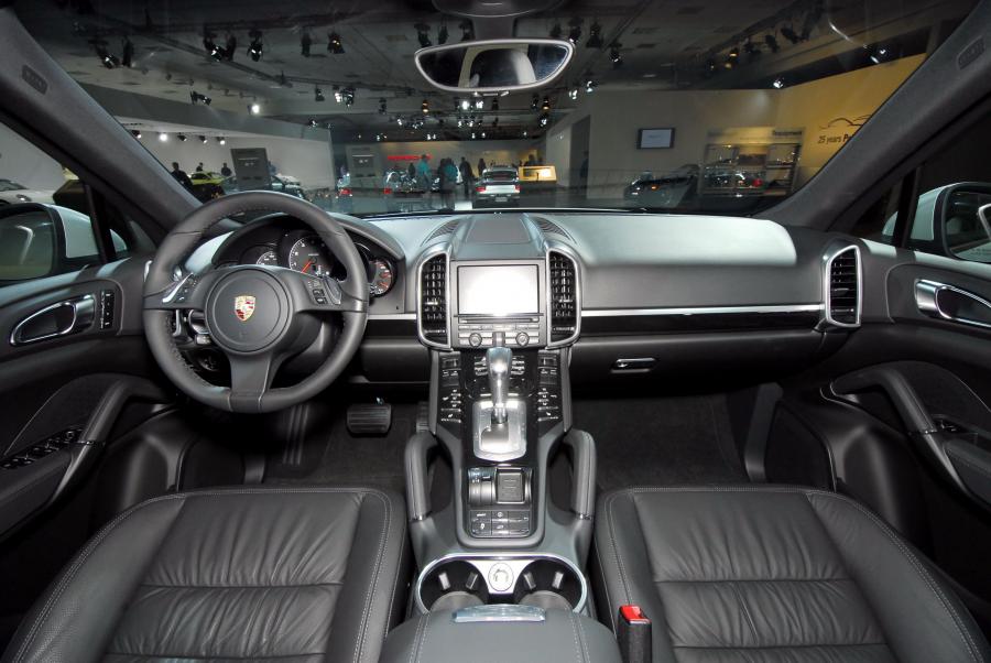  Porsche Cayenne 2011 года  (фото 97 из 107)